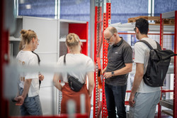 Gruppe Studierender in der Ausstellungshalle von META