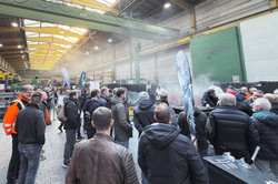 Werkhalle mit Workshops