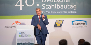 Vortrag Professor Ungermann Professor Ungermann bei einem Vortrag beim 40. Deutschen Stahlbautag