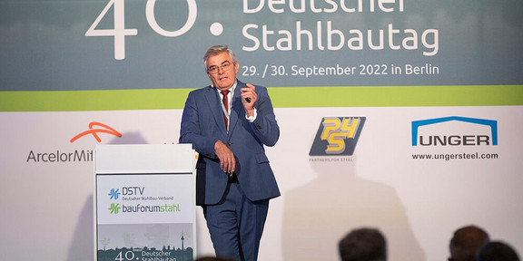 Professor Ungermann bei einem Vortrag beim 40. Deutschen Stahlbautag