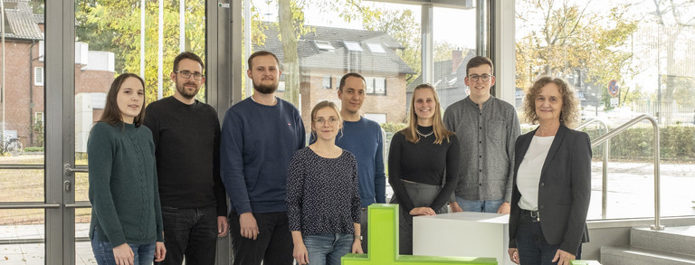Gruppenbild_Stahlbau_Banner Mitarbeiter*innen des Lehrstuhls Stahlbau