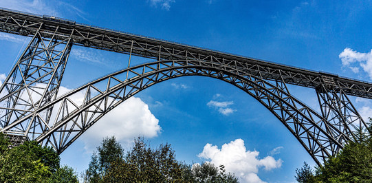 ein Foto der Müngstener Eisenbahnbrücke 