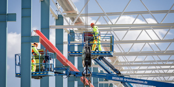 Mitarbeiter auf Arbeitsbühnen