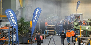 Werkhalle mit Workshops