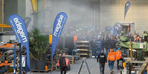 Werkhalle mit Workshops