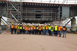 Duisburg-Neuenkamp Gruppenbild vor dem Hohlkasten