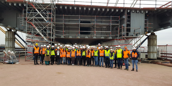 Duisburg-Neuenkamp Gruppenbild 2023 Duisburg-Neuenkamp Gruppenbild vor dem Hohlkasten