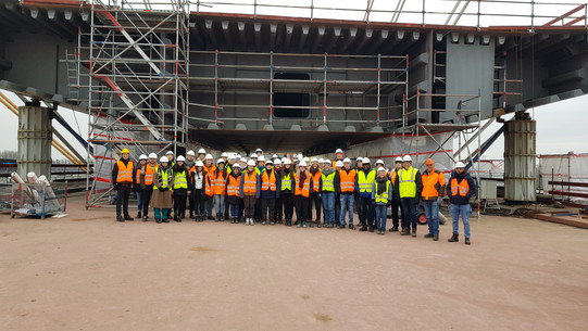 Duisburg-Neuenkamp Gruppenbild vor dem Hohlkasten