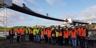 Gruppenfoto vor der Brücke