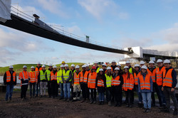 Gruppenfoto vor der Brücke