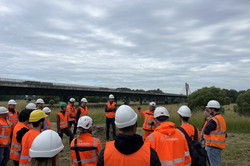 Studierendengruppe vor Flughafenbrücke