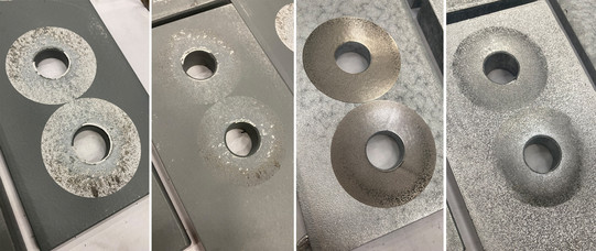 Bleche mit Schraubenlöchern auf dem die Lage der Friction Shims zu erkennen ist