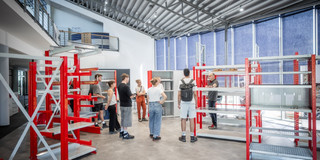 Gruppe Studierender in der Ausstellungshalle von META