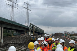 Gruppe bei Erläuterungen auf der Baustelle