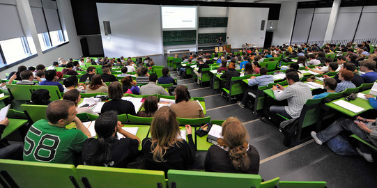 Studierende sitzen in einem Hörsaal im Seminargebäude am Campus Nord.